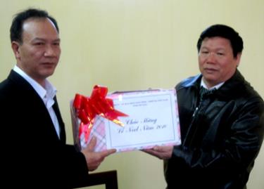 Đồng chí Hoàng Đức Quế - Trưởng ban Dân vận Tỉnh ủy tặng quà cho Hội đồng giáo xứ thị xã Nghĩa Lộ