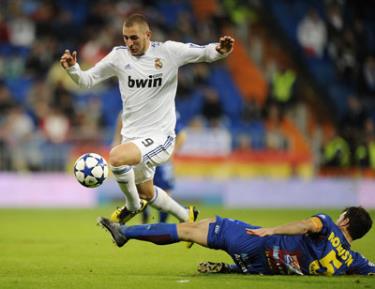 Tiền đạo Karim Benzema (trái, Real Madrid) vượt qua hậu vệ Miquel Robuste của Levante.