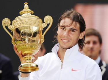 Rafael Nadal giương cao chiếc cúp vô địch Wimbledon