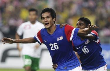 Ashari (26) ăn mừng bàn thắng nâng tỷ số lên 3-0 cho Malaysia