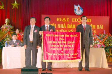Đồng chí Đào Ngọc Dung - Ủy viên BCH Trung ương Đảng, Bí thư dafabet ủy trao tặng Hội Nhà báo dafabet Yên Bái bức cờ thêu mang dòng chữ  