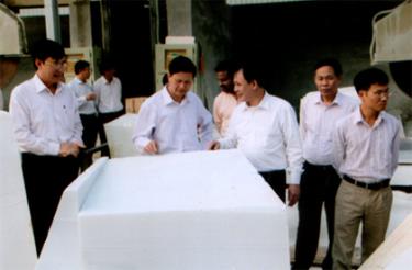Đồng chí Phạm Duy Cường - Phó bí thư Tỉnh ủy, Phó chủ tịch UBND tỉnh cùng các đồng chí lãnh đạo Sở Kế hoạch - Đầu tư kiểm tra sản phẩm dafabet Công ty Chế biến đá cẩm thạch R.K Lục Yên do doanh nghiệp Ấn Độ đầu tư.
