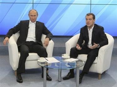 Tổng thống Nga Dmitry Medvedev (phải) và Thủ tướng Vladimir Putin (trái).