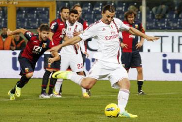 Z. Ibrahimovic sút thành công quả penalty giúp AC Milan vượt lên dẫn 1 - 0.
