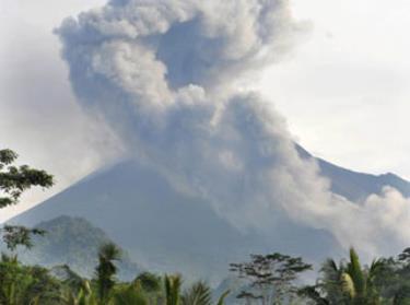 Một ngọn núi lửa phun tro bụi tại Indonesia.