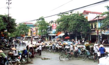 Họp chợ dưới lòng đường gây cản trở giao thông.