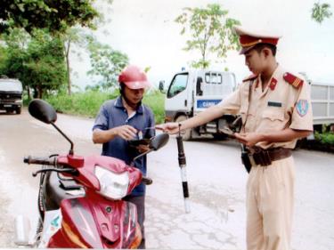 Cảnh sát giao thông, Công an huyện Trấn Yên kiểm tra giấy tờ người tham gia giao thông.