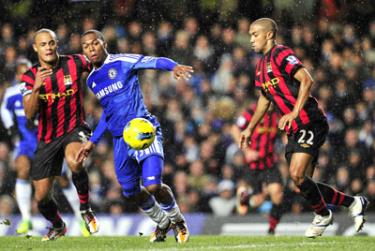 Tiền đạo Daniel Sturridge (Chelsea) khống chế bóng trước sự đeo bám của Gael Clichy (phải) và Kompany bên phía Man.City.
