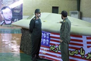 Hai quan chức Iran đứng cạnh chiếc RQ-170 Sentinel.