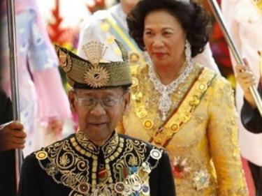 Tân quốc vương Sultan Abdul Halim và Hoàng hậu Haminah trong lễ đăng quang. (Nguồn: AP).