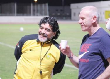 Hai HLV Diego Maradona và Peter Reid.