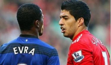 Tình huống Suarez buông lời xúc phạm đối với Evra được camera ghi lại