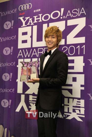 Kim Hyun Joong nhận hai giải tại Yahoo Asia Buzz Awards 2011.