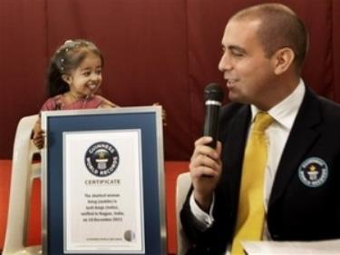 Jyoti Amge tại buổi lễ nhận danh hiệu.