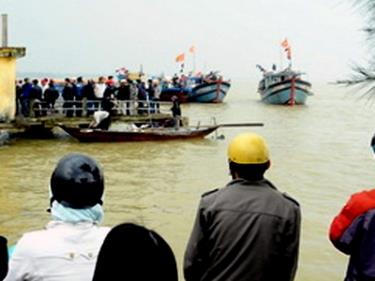 Chiều qua 5 thi thể mất tích tiếp tục được tìm kiếm ở Cửa Đại,  Hội An.    Ảnh VNE.
