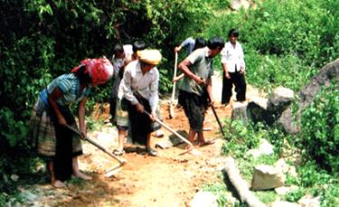 Đồng bào Mông thôn Tà Xùa, xã Bản Công (Trạm Tấu) tham gia tu sửa đường giao thông nông thôn.
