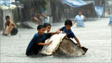 Bão Bopha đổ bộ vào Philippines với sức gió 210km/h.