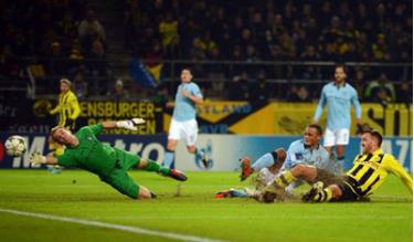 Julian Schieber (phải, Dortmund) tung cú dứt điểm hạ thủ môn Joe Hart của Man.City.