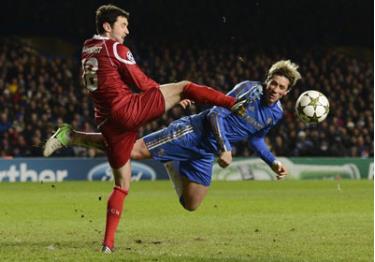 Tiền đạo Fernando Torres (phải, Chelsea) lao người đánh đầu trước mũi giày của Michael Parkhurst (FC Nordsjaelland).