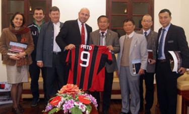Ông Marco Schembri  tặng áo đấu CLB AC Milan cho Phó Tổng cục trưởng Tổng cục TDTT, Phó chủ tịch VFF, Phạm Văn Tuấn.