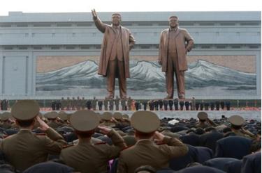 Hai bức tượng cố nhà lãnh đạo Kim Nhật Thành và cố nhà lãnh đạo Kim Jong Il tại thủ đô Bình Nhưỡng.