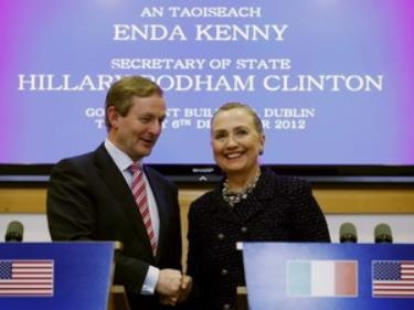 Ngoại trưởng Mỹ Hillary Clinton (phải) Thủ tướng Ireland Enda Kenny tại Dublin ngày 6/12. (Nguồn: AFP/TTXVN)