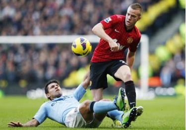 Pha tranh bóng quyết liệt giữa tiền vệ Tom Cleverley (phải, Man.United) và tiền đạo Sergio Aguero của Man.City.