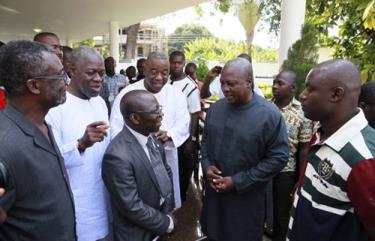 Tổng thống Ghana John Dramani Mahama (giữa, phải) nói chuyện với thành viên Ủy ban Bầu cử Quốc gia Ghana và  các thành viên đảng cầm quyền sau cuộc họp báo tại dinh tổng thống ở Accra, Ghana, hôm 9/12.