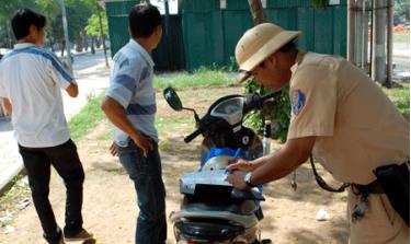 Cảnh sát giao thông Hà Nội xử phạt các trường hợp vi phạm giao thông.