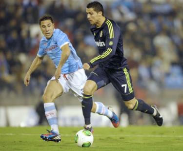 Cristiano Ronaldo (phải) cố gắng đi bóng vượt qua hậu vệ Roberto Lago của Celta Vigo.
