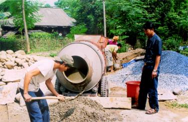 Bê tông hóa đường giao thông trong bản Cang Nà, phường Trung Tâm (thị xã Nghĩa Lộ).
