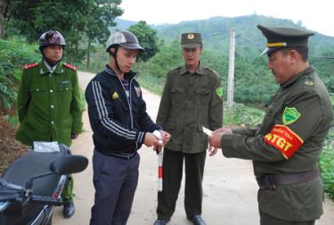 Công an TTNT Liên Sơn phối hợp với công an phụ trách địa bàn kiểm tra trật tự an toàn giao thông trên địa bàn.