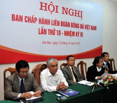 BCH VFF đã quyết định chấm dứt việc mua bán CLB vào năm 2014 và không cử ĐT U22 dự V.League 2013.  
