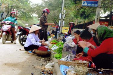 Bán hàng ngay dưới lòng đường khu vực bên ngoài chợ Yên Thế.