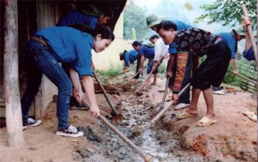 Thanh niên tình nguyện giúp gia đình anh Hảng A Chao ở thôn Pá Lau, xã Pá Lau (Trạm Tấu) làm rãnh thoát nước xung quanh nhà.
(Ảnh: Thanh Miền)