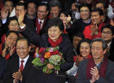 Bà Park Geun-hye cùng những người ủng hộ ăn mừng chiến thắng ở trung tâm Seoul.