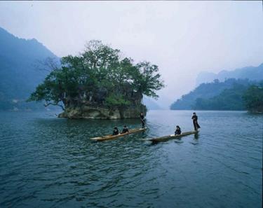 Cảnh đẹp hồ Ba Bể.