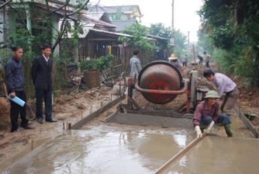 Nhân dân thôn Yên Viễn bê tông hóa đường giao thông.