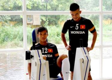 Hoàng Thịnh (5) là 1 trong 3 cầu thủ không được dự SEA Games 27