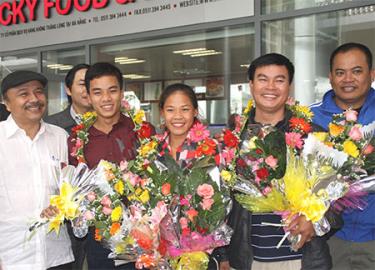 Hai chị em đi bộ Thanh Phúc, Thành Ngưng cùng HLV Trần Anh Hiệp trong một lần chiến thắng trở về