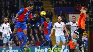 Tiền đạo Marouane Chamakh đánh đầu cận thành hạ thủ môn J. Jaaskelainen của West Ham.