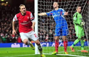 Bendtner ghi bàn trong lần hiếm hoi được đá chính.
 
