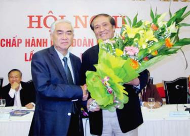 Quyền Chủ tịch VFF Lê Hùng Dũng (trái) và ông Nguyễn Trọng Hỷ.