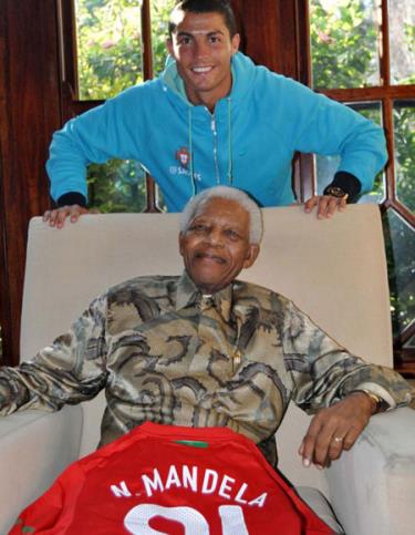 C. Ronaldo luôn dành những tình cảm tốt đẹp với ông Nelson Mandela