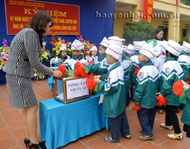 Học sinh Trường Tiểu học Nguyễn Thái Học quyên góp ủng hộ các bạn có hoàn cảnh đặc biệt khó khăn.