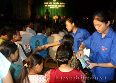 Thanh niên tình nguyện tuyên truyền, phát tờ rơi giúp trẻ phòng tránh nguy cơ bị xâm hại tình dục.