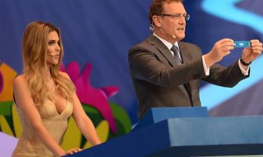 MC Fernanda Lima và ông Jerome Valcke bị tố gian lận trong lễ bốc thăm.
