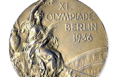 Tấm HCV mà Owens giành được ở Olympic 1936 .