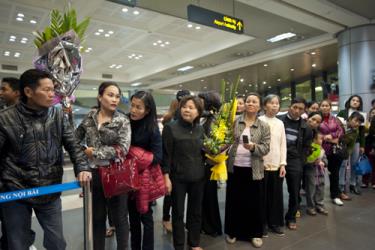 Người nhà của các vận động viên wushu tập trung ở sân bay từ sớm, cầm trong tay những bó hoa tươi thắm và hồi hộp chờ các tuyển thủ.
