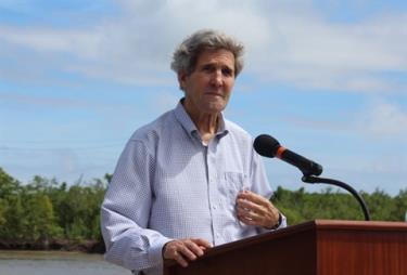 Ngoại trưởng Mỹ John Kerry trưa nay phát biểu trong chuyến thăm thị trấn Rạch Gốc, huyện Ngọc Hiển, Cà Mau.